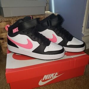 Nike Court Borough Mid